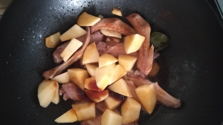 鸭翅炖土豆,加酱油、蚝油、适量盐一起翻炒匀