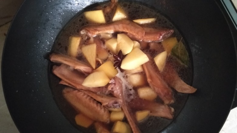 鸭翅炖土豆,加一碗水大火烧开转中火炖15分钟