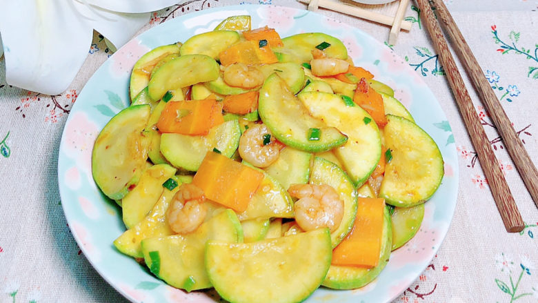 西葫芦炒虾仁,减脂又健康，吃起来吧！
