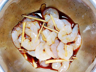 西葫芦炒虾仁,搅拌均匀腌制5分钟。