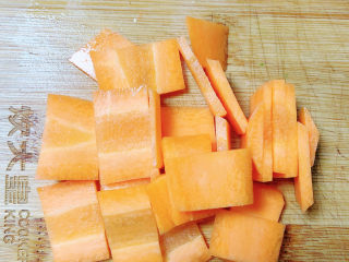 西葫芦炒虾仁,可以配点胡萝卜片，颜色鲜艳亮丽。