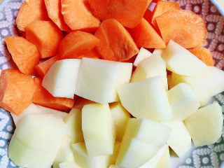 胡萝卜炖牛腩,胡萝卜、土豆切块儿待用。