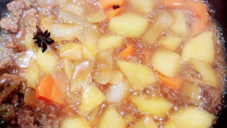 胡萝卜炖牛腩,尝一尝咸淡味，不够咸度，可以再加半勺盐。