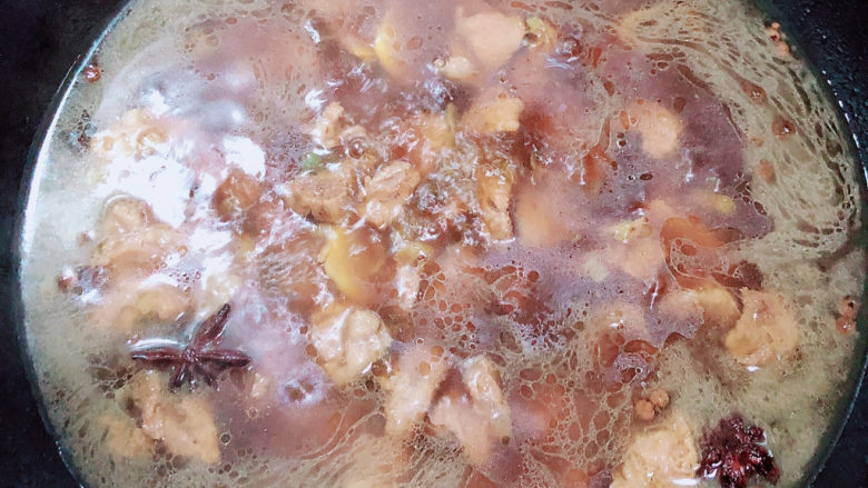 胡萝卜炖牛腩,将牛腩和汤倒入锅中。