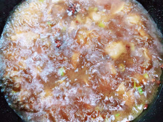 胡萝卜炖牛腩,倒入800ml水，烧开锅。