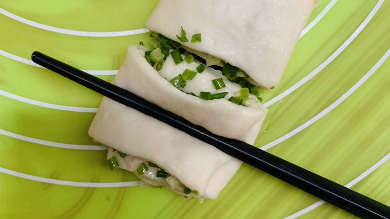 葱花花卷,筷子在中间压一下。