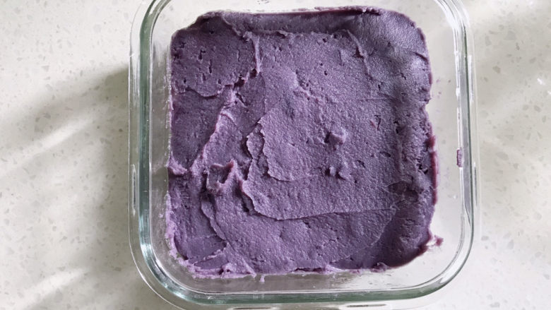 糯米紫薯糕,中间放上紫薯泥。