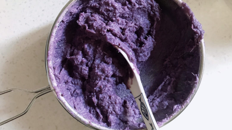 糯米紫薯糕,喜欢顺滑口感的，先要过个筛，可以加少量牛奶更容易过筛。