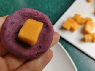 紫薯椰蓉球,放入一块芒果丁。