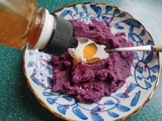 紫薯椰蓉球,依据个人口味加入一些蜂蜜。
