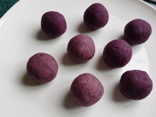 紫薯椰蓉球,依次做好所有的紫薯球。