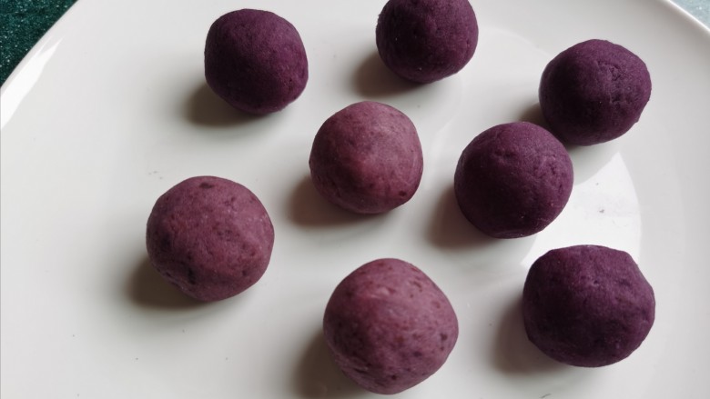 紫薯椰蓉球,依次做好所有的紫薯球。