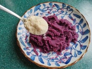 紫薯椰蓉球,再加入奶粉拌匀。