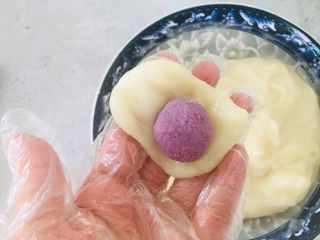 紫薯草莓椰蓉球,包入馅。