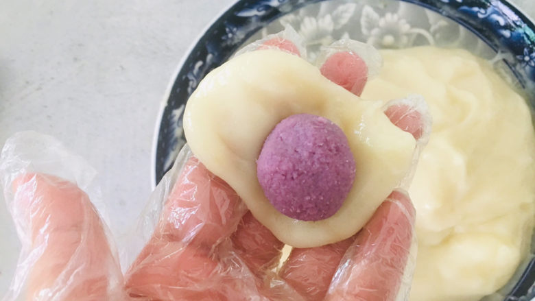 紫薯草莓椰蓉球,包入馅。