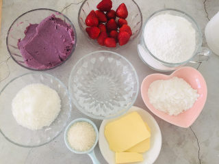 紫薯草莓椰蓉球,准备好所有的材料。