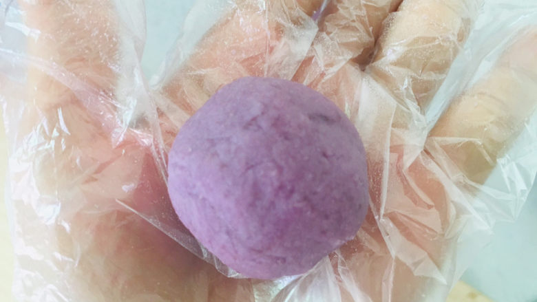 紫薯草莓椰蓉球,滚圆。