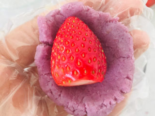 紫薯草莓椰蓉球,紫薯泥包入草莓。