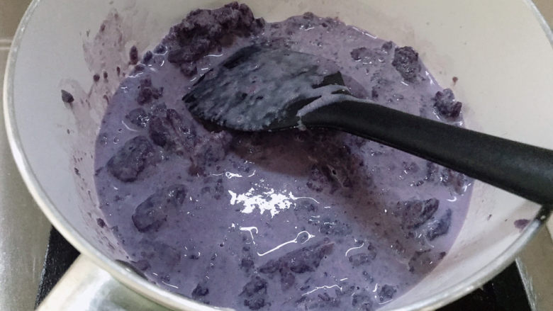 南瓜紫薯包,加入适量的牛奶，用不粘锅小火加热。