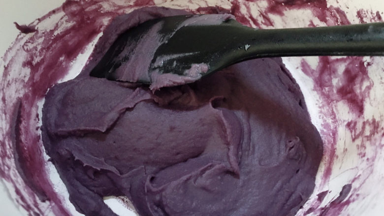 南瓜紫薯包,在加热的过程要不断的翻炒，避免煮糊。翻炒到紫薯馅水分稍干就可以。