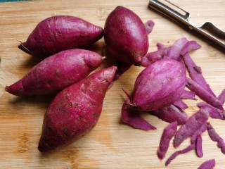 紫薯椰蓉球,紫薯洗净去皮。