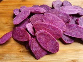 紫薯椰蓉球,切成紫薯片，切的薄一点，节省蒸制的时间。