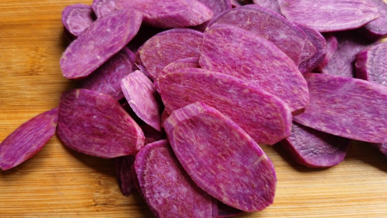 紫薯椰蓉球,切成紫薯片，切的薄一点，节省蒸制的时间。