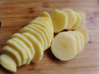 芝士焗土豆泥,去皮后的土豆切成片。