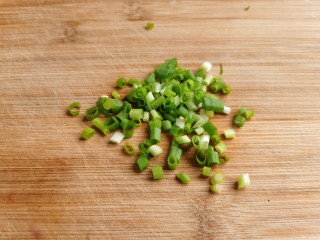 芝士焗土豆泥,圆葱也切成小丁，忘记买圆葱了，只好用小葱代替。