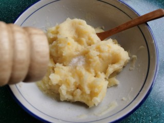 芝士焗土豆泥,放入胡椒粉。