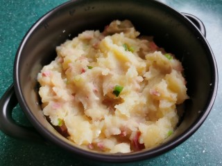 芝士焗土豆泥,将拌好的土豆泥放到合适的烤盘里。