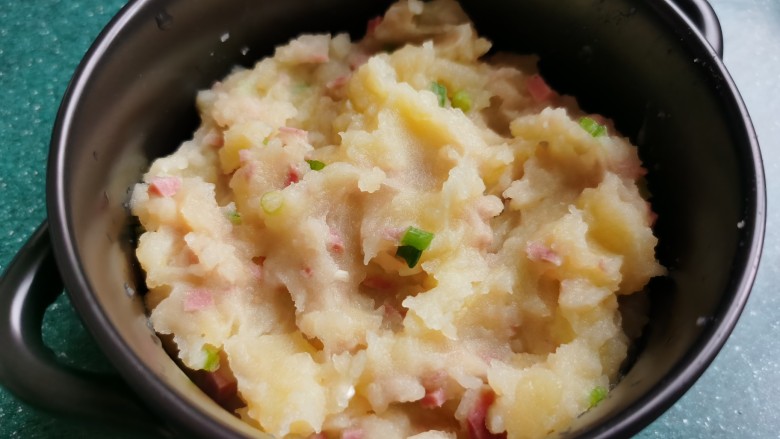 芝士焗土豆泥,将拌好的土豆泥放到合适的烤盘里。