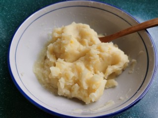 芝士焗土豆泥,蒸熟的土豆捣压成细腻的土豆泥。