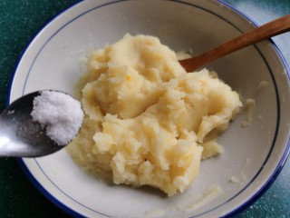 芝士焗土豆泥,根据口味放入少许盐。