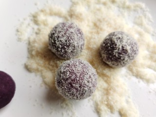 紫薯椰蓉球,把其余的紫薯球也都裹上椰蓉。