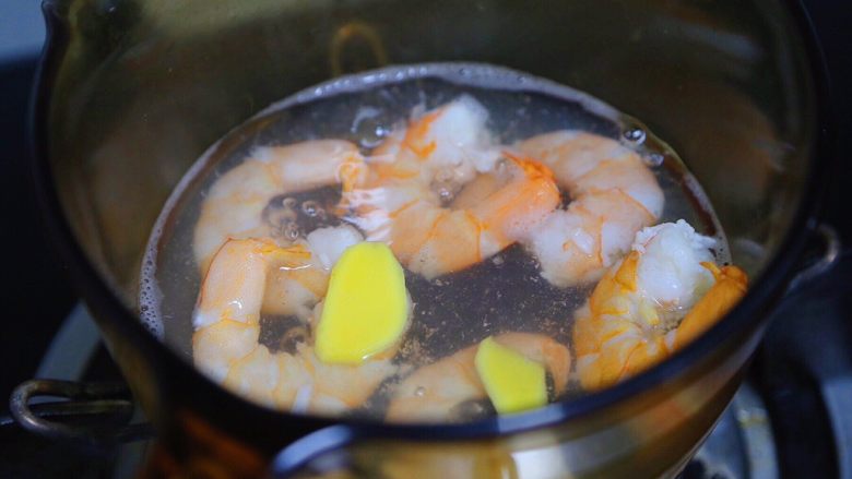 虾仁蒸蛋羹,将虾和姜片放入滚水中焯至变色捞出待用
