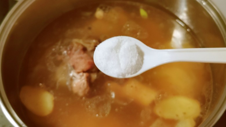 筒骨莲藕汤,加盐调味。