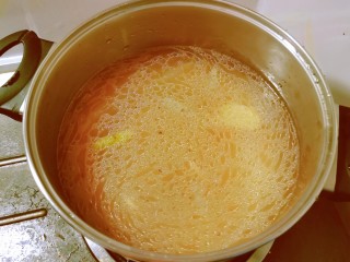 筒骨莲藕汤,将筒骨汤倒入汤锅中。