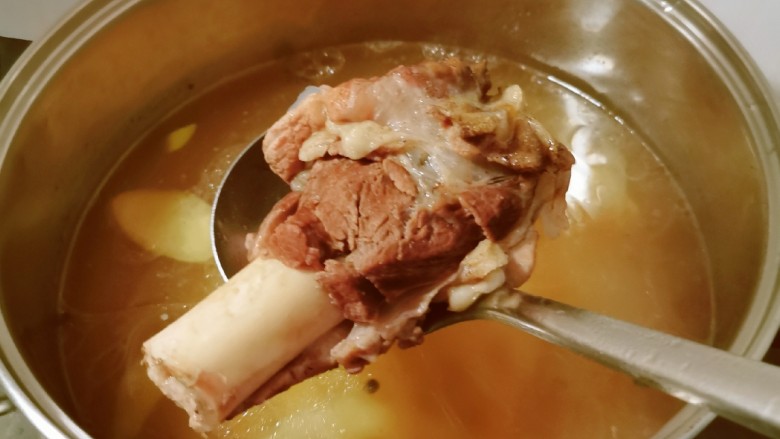 筒骨莲藕汤,放入筒骨 再煮3分钟。