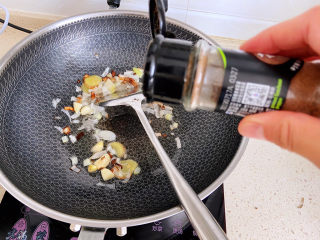 筒骨莲藕汤,加入适量花椒粉炒出花椒的香味。