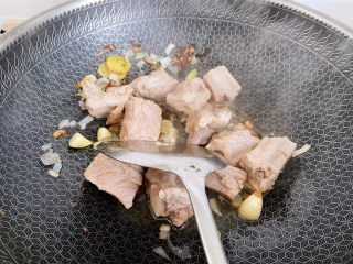 筒骨莲藕汤,放入筒骨和排骨翻炒均匀。