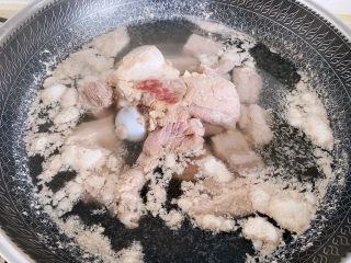 筒骨莲藕汤,烧开后2分钟关火，去掉浮末，捞出沥干水份备用。
