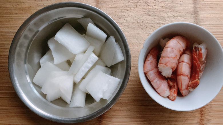 冬瓜炒虾仁,食材准备如图示意，虾仁选用冰冻的阿根廷红虾