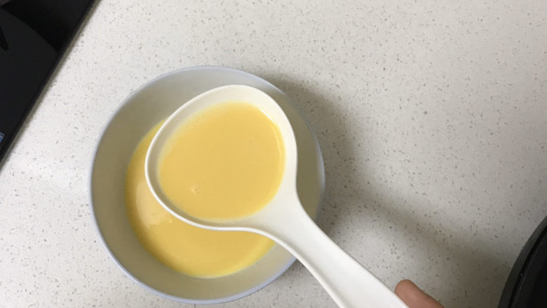 日式厚蛋烧,舀一勺蛋液，倒在锅中