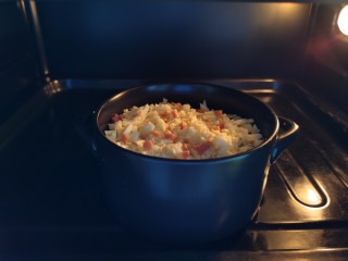 芝士焗土豆泥,放入烤箱，上下火195℃烤大约15分钟。