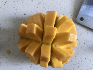 芒果🥭蛋挞,切开，划十字刀