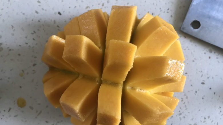 芒果🥭蛋挞,切开，划十字刀