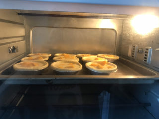 芒果🥭蛋挞,送入预热好的烤箱上下火230度，烤25分钟