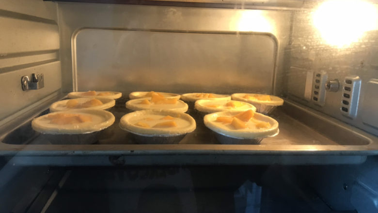 芒果🥭蛋挞,送入预热好的烤箱上下火230度，烤25分钟