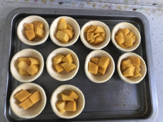 芒果🥭蛋挞,把芒果丁放入蛋挞皮中